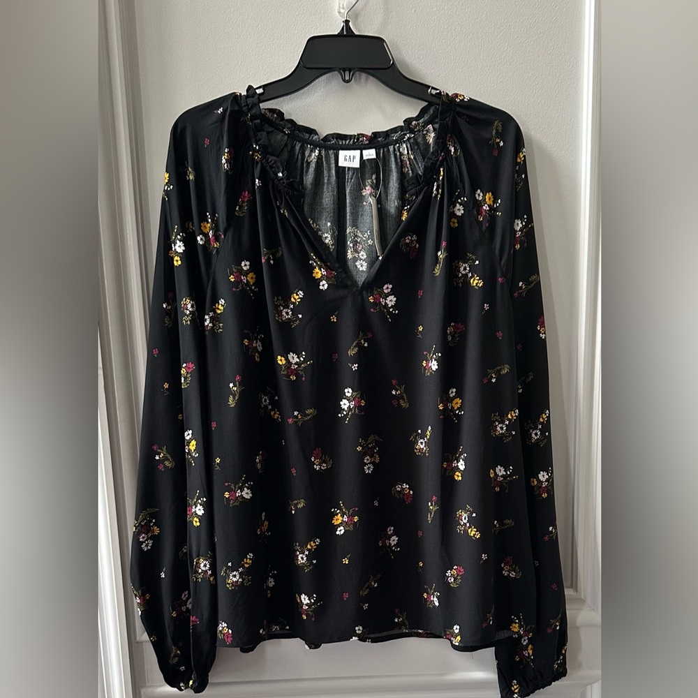NWT GAP Women’s Black/Floral Blouse with Ruffle Trim Collar Size L